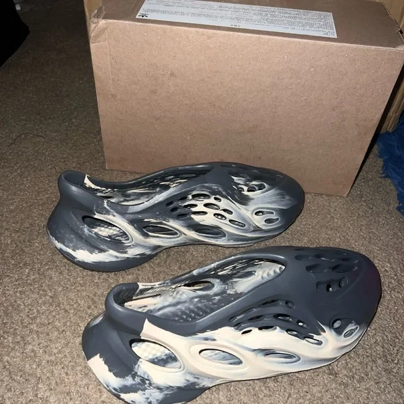 New
Size 10 Men
2021 Yeezy Foam Runner 'MXT Moon
Grey' $430 on GOAT FIRST COME! - Picture 3 of 6